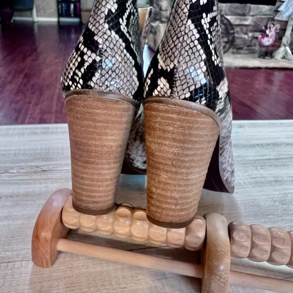 Vince Camuto Women's Famhida Faux Snakeskin Leather Ankle Boots Booties Size 8.5